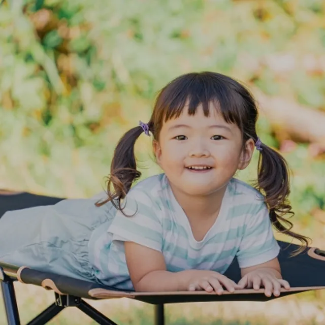 寝そべている女の子