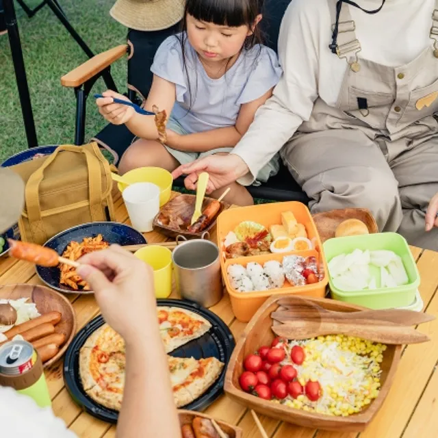 BBQを食べている家族