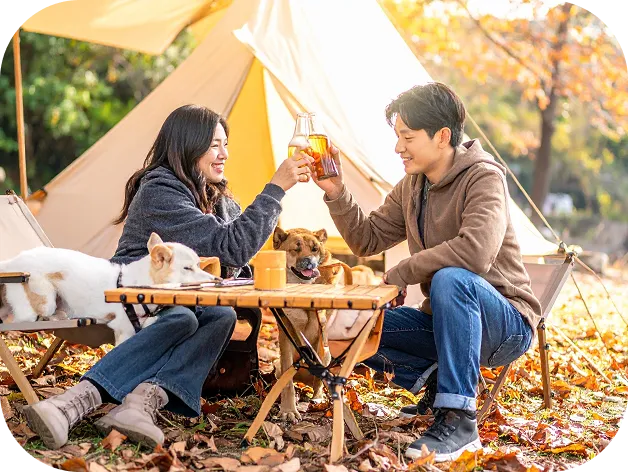 キャンプを楽しむ2人